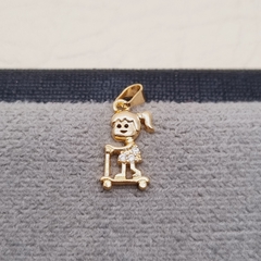 DIJE NIÑA PATIN MICRO SWAROVSKI ORO LAMINADO 18K