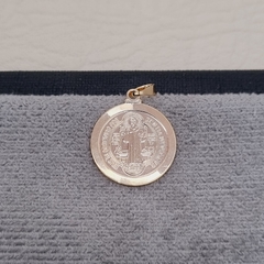 DIJE SAN BENITO GRANDE BORDE LISO ORO LAMINADO 18K