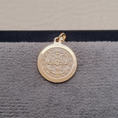 DIJE SAN BENITO GRANDE BORDE LISO ORO LAMINADO 18K - comprar online