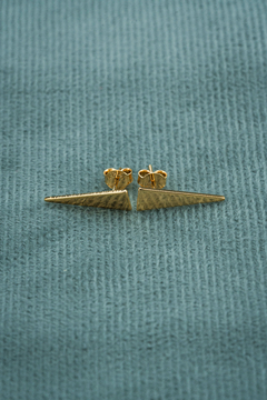 TOPO TRIANGULO LARGO LISO ORO LAMINADO 18K - comprar online