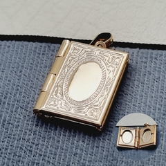 DIJE RELICARIO CUADRADO GRANDE ORO LAMINADO 18K
