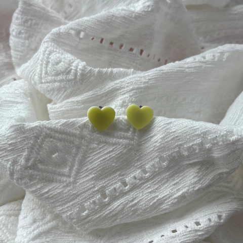 Mini Brinco Nina Amarelo Pastel