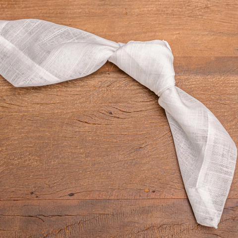 Confeccionados em gaze de linho (100% poliéster), os guardanapos são modernos e de fácil manutencão. Medida: 48 x 48 cm.