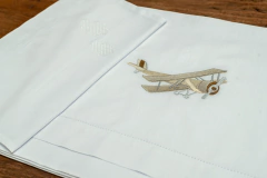 Jogo de cama para berço bordado com avião