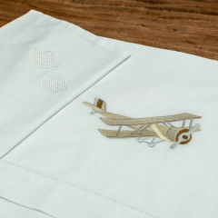 Jogo de cama para berço bordado com avião