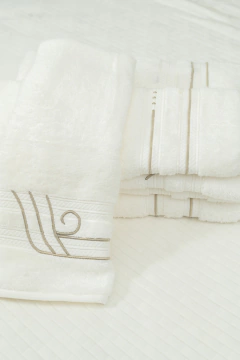 Jogo de banho bordado com formas minimalistas e orgânicas. Toalhas macias, 100% algodão, com gramatura de 500g/m2, toque ultra macio e tratamento anti-pilling