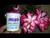 Pacote de adubo Forth Flores com flores rosa ao fundo.