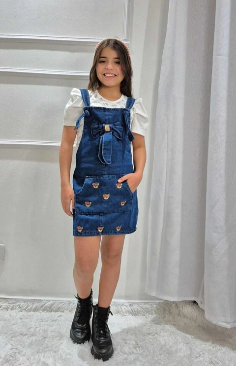 CONJUNTO JARDINEIRA JEANS CORAÇÃO COM BLUSINHA