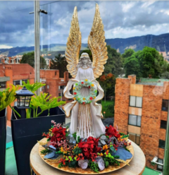 Ángel Navideño con Arreglo en Flores Preservadas. (57cmx32cm)