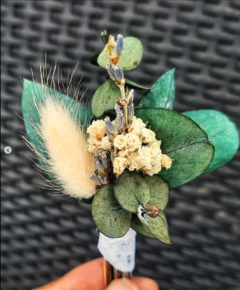 Boutonniere para Caballeros & Cortejo del Novio - Inspiration by Mariana - Floristería en Bogota - Flores Secas Bogota
