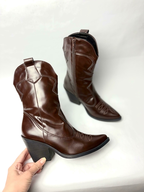 Tessa - Bota Western Marrom Café Cano Médio com Bordado e Salto Baixo