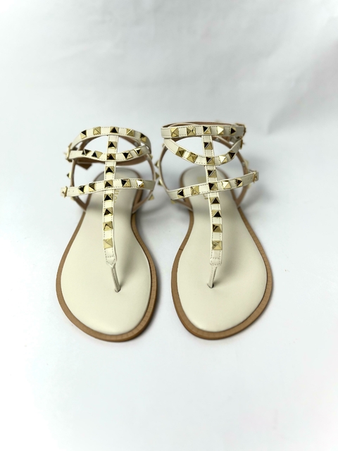 Valentina - Sandália Rasteira Off Com Tiras e Aplicações em Tachas Ourolight