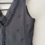 Regata Emili preto bolinha preto decote v - Holly Brechó e Outlet
