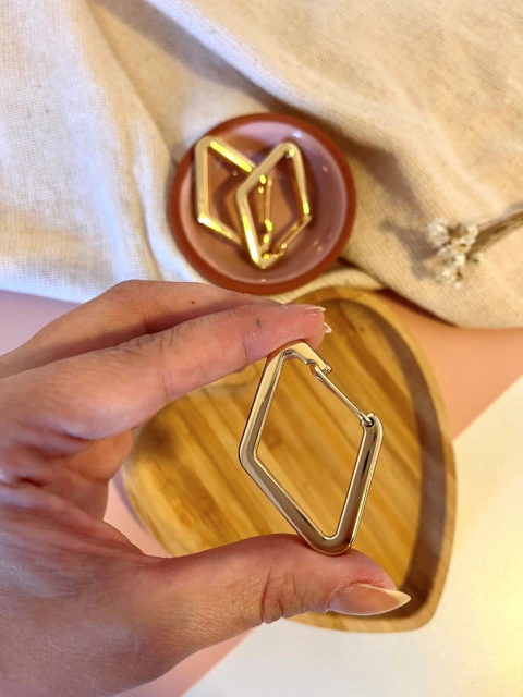 Argola Articulada Losango Dourada 50mm