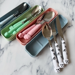 SET CUBIERTOS INFANTILES X 3 HUELLITAS - Tienda Mamá Ahorro