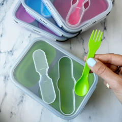 Imagen de LUNCHERA TUPPER PLEGABLE MEDIANA DE SILICONA CON CUBIERTO CUCHARA/TENEDOR