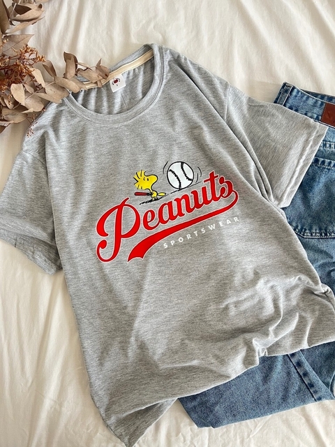 Remera PEANUTS SPORTSWEAR X SNOOPY - GRIS MELANGE