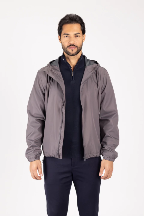 Jaqueta em nylon com capuz cinza forrada