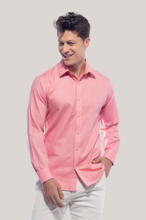 Homem vestindo camisa manga longa slim fit cor cereja feita de 100% algodão, combinada com calça branca