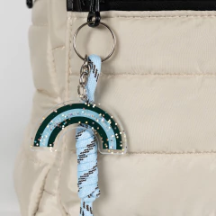 Imagen de MOCHILA EN PUFFER C/CORREA DE MANO EN CINTA (M2639)