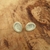 Brinco oval em prata com detalhes brilhantes