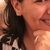 Close-up de uma mulher usando o brinco Paramauá, com formato elegante e detalhes texturizados