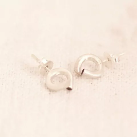 Brinco Paramauá prateado com design moderno e minimalista.