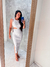 vestido midi branco com fio lurex prata feminino com fenda lateral e recorte na internet