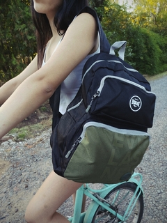 Mochila Escolar Urbana Everlast Modelo Necochea Negro-Verde - tienda online