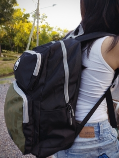 Imagen de Mochila Escolar Urbana Everlast Modelo Necochea Negro-Verde