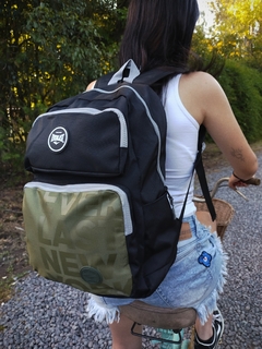 Mochila Escolar Urbana Everlast Modelo Necochea Negro-Verde - comprar online