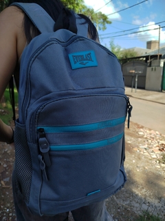 Mochila Everlast Cosquín GRIS – Ideal para Estudiantes | Cápsula Urbana - comprar online