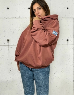 Imagen de Pack Poder: Buzo Oversize Rose + Mochila Tolhuin – Estilo y Comodidad
