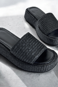 Sandalia Alaia rafia negro - comprar online