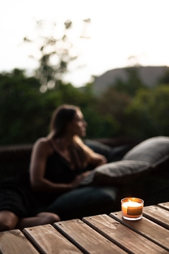 Vela aromática de bamboo na internet