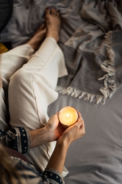 Vela aromática lavanda e chá branco na internet