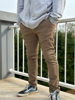 CHINO REGULAR TOSTADO