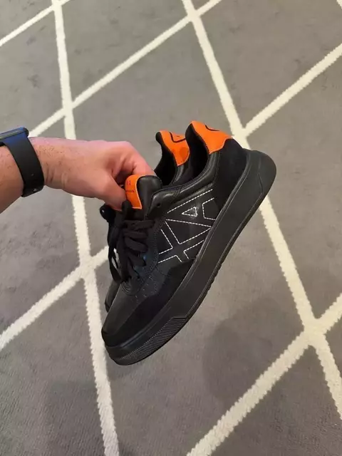 TÊNIS A.X EM COURO - PRETO COM LARANJA - comprar online