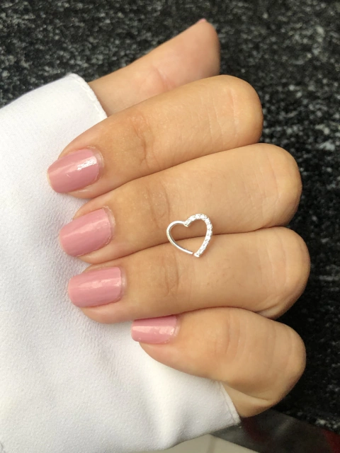 Piercing coração lateral cravejado