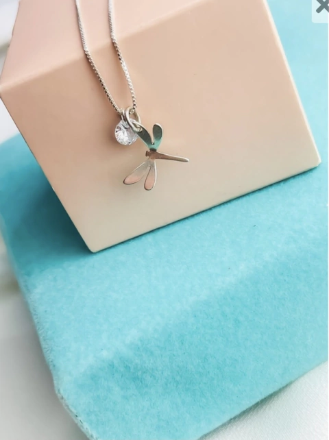 Colar libélula com ponto de luz - comprar online