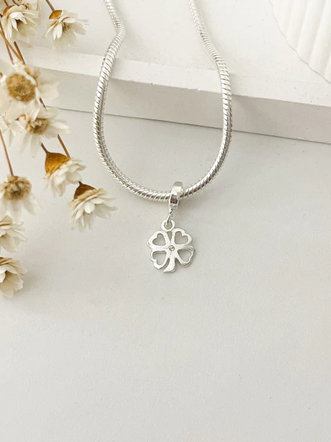 Berloque Trevo vazado - comprar online