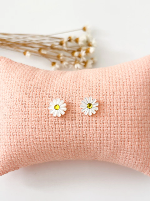 Brinco margarida madrepérola