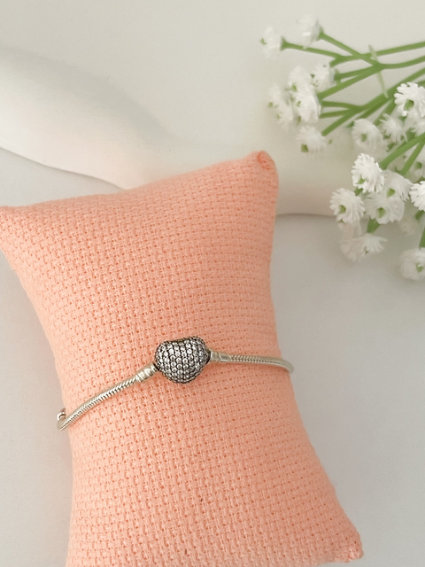 Pulseira berloque coração cravejado