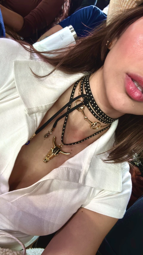 Courinho Preto com Bolinhas Douradas e Pingente de Boi Folheado a Ouro