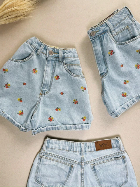 Short Jeans Feminino Bordado Buque de Flores Com Bolso - comprar online