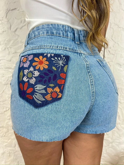 Short Jeans Feminino Bordado Flores Jardim Colorido Bolso Traseiro - comprar online