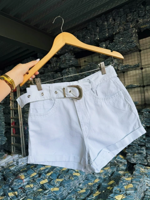 Short Jeans Feminino Branco Cinto Fivela Prata Com Bolso