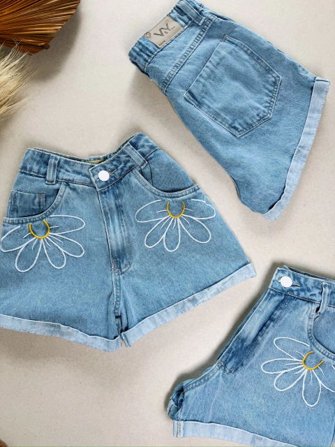 Short Jeans Feminino Bordado Margarida Grande Com Bolso - comprar online