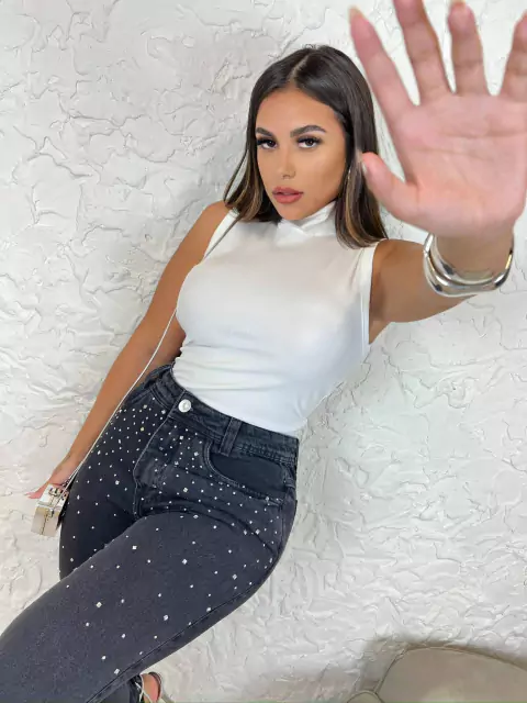 Calça Jeans Feminina Mom Preta Pedraria Brilho Strass com Bolso