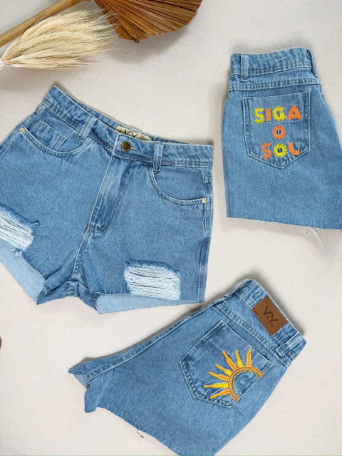 Short Jeans Feminino Bordado Bolso Traseiro Siga o Sol Com Bolso - comprar online